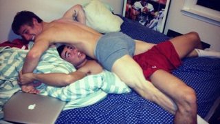Brincadeira que desafia o tesão entre héteros e gays viraliza na web, conheça o Boner Test