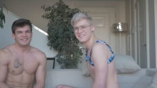 O turco Kurt Adams transa com um twink loiro