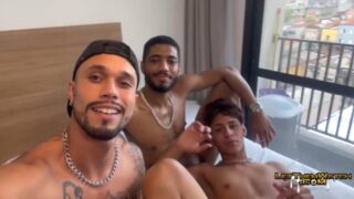 Pênis enorme destrói twink – ShoeLace, James Villar and Ricky XL