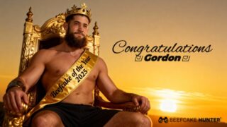 Beefcake Gordon está recebendo seu prêmio.