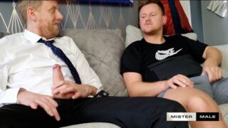 Triga – Papai barbudo e urso jovem transam na frente de pornô hétero